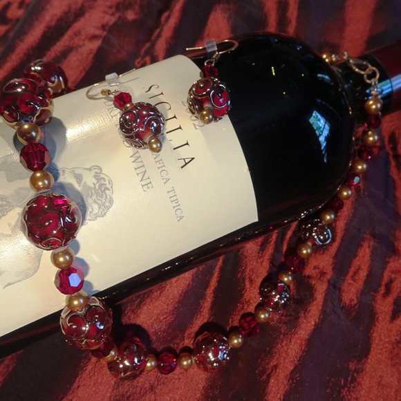 Handcrafted artisanal necklace & earring set in deepest red - Bold Version - Picture 3 of 7